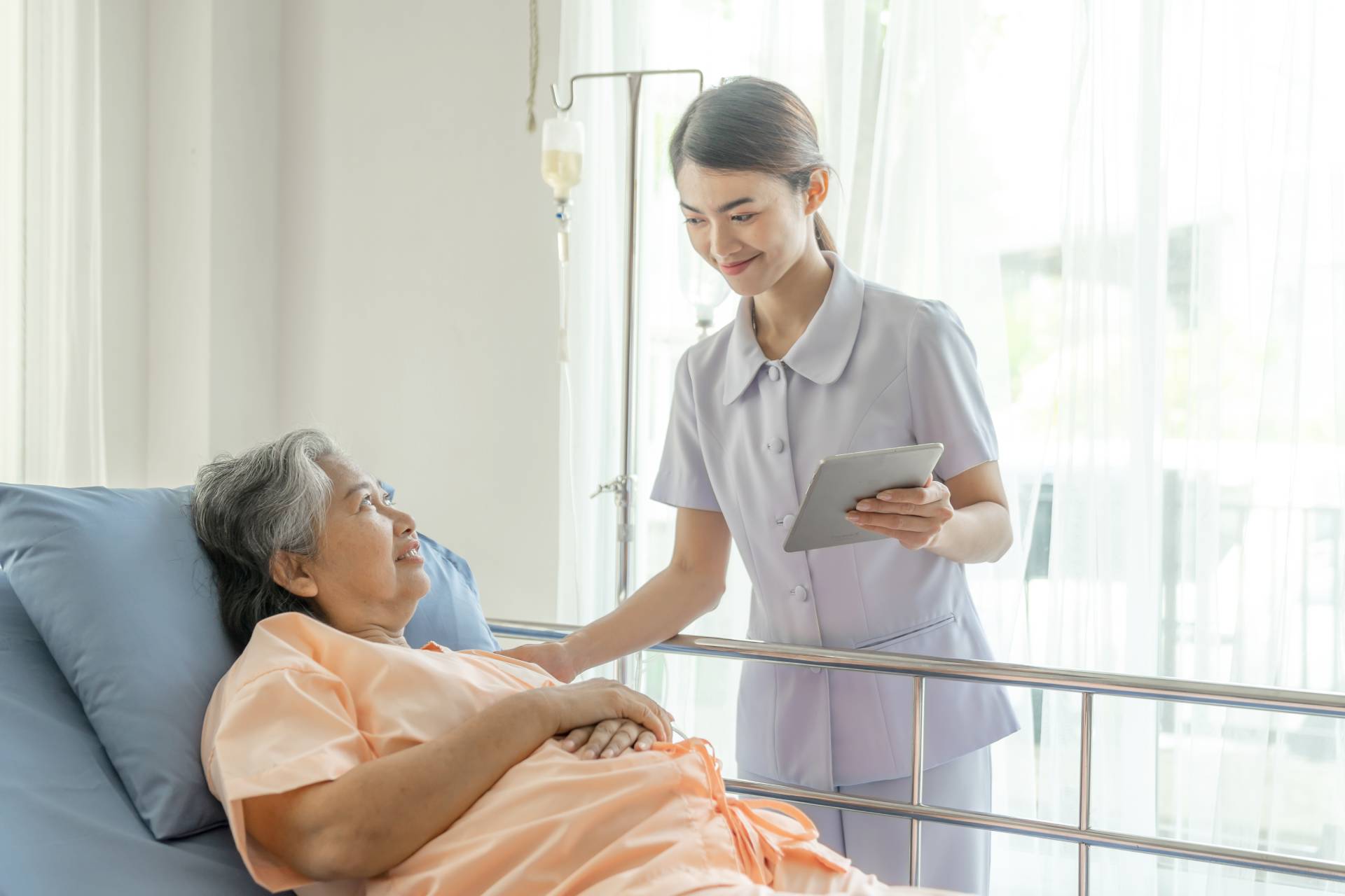 How to Change a Bedridden Patient's Adult Diapers